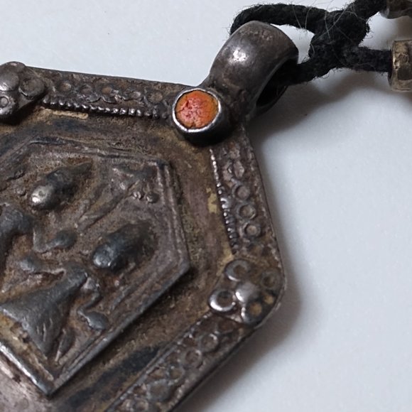 Vintage Metal Pendant String Necklace - Picture 12 of 16